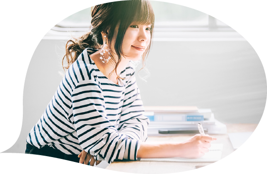 日本化粧品検定 2級 学習する女性